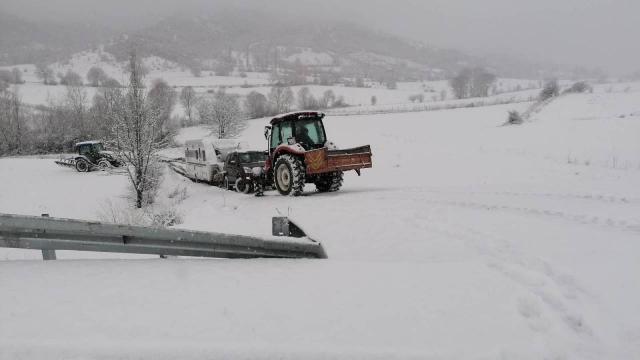 Kara saplanan çekme karavanı jandarma ekipleri kurtardı