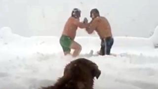 Karın keyfini güreşerek çıkardılar