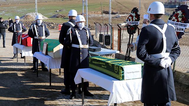 Karsta otomobil yolcu otobüsüyle çarpıştı, bir aile yok oldu