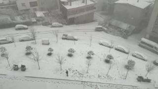 Buz tutan yokuşta duramayan sürücü evin bahçesine uçtu