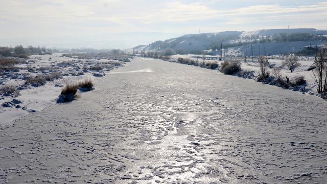 Türkiyenin en uzun nehri kısmen buz tuttu