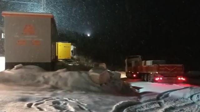 Mersinde karda mahsur kalan 10 tır kurtarıldı