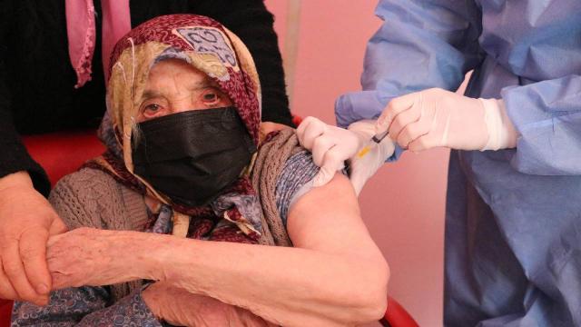 103 yaşındaki Rukiye nine koronavirüs aşısı oldu