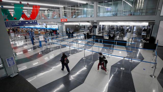 Virüsten korktuğu için uçağa binmedi, 3 ay havalimanında yaşadı