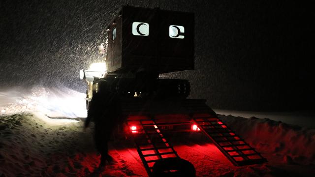 Hamile kadın paletli ambulans ile hastaneye ulaştırıldı
