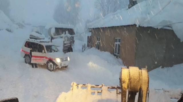 Rahatsızlanan kadın, 4 saat süren çalışmayla hastaneye ulaştırıldı