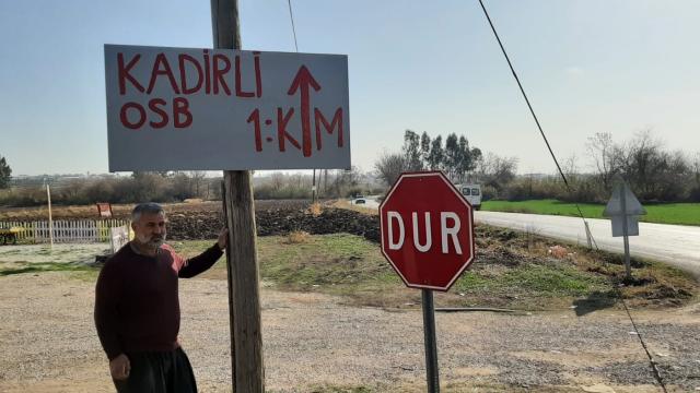 Adres soranlardan bıktı, yola yön tabelası yaptırdı
