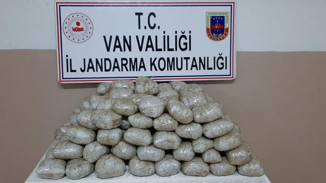 Katır sırtındaki çuvallarda 122 kilo esrar ele geçirildi