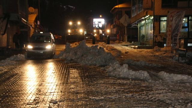 Vartoda kamyonlarla ilçe dışına kar taşınıyor