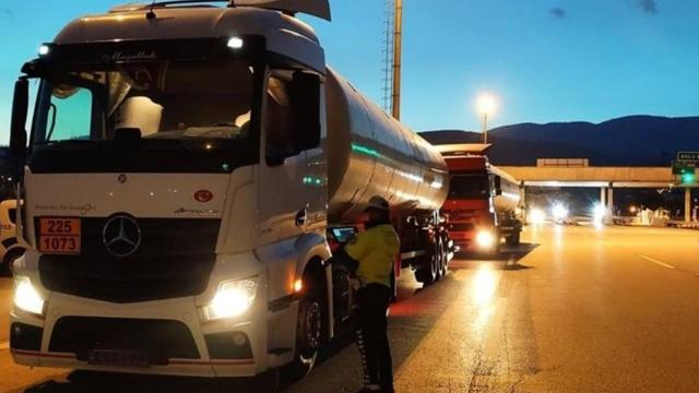 Yük taşıyan araçlara yönelik eş zamanlı denetim