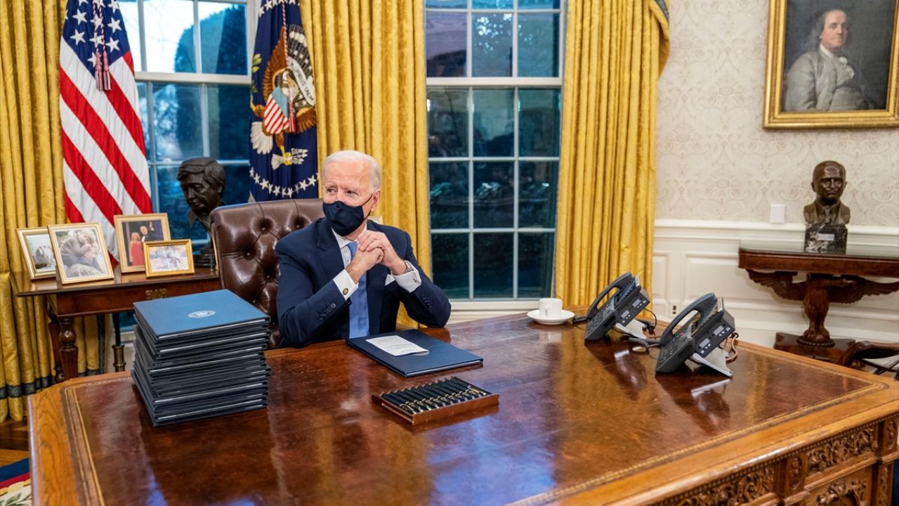 Joe Biden, göreve başlama törenlerinin bitmesinin ardından Beyaz Saray`da Oval Ofis`e geçti.
