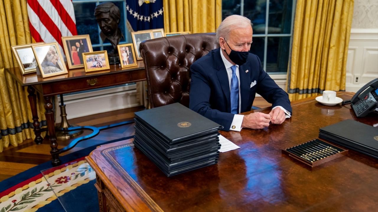 Biden, ilk olarak Trump döneminde sıkça tartışılan politikaları geri çevirmeye yönelik kararnamelerini imzaladı.