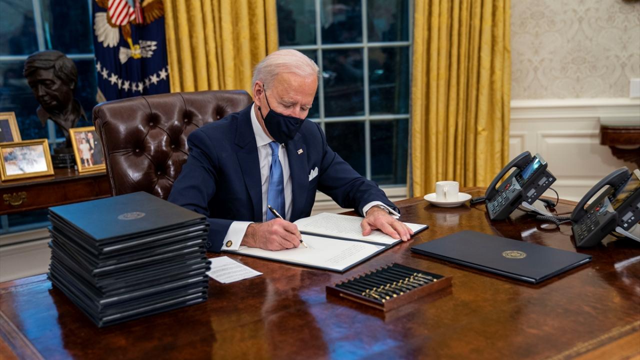 Biden, Beyaz Saray`daki ilk gününde toplamda 17 ayrı kararnameye imza atmış oldu.