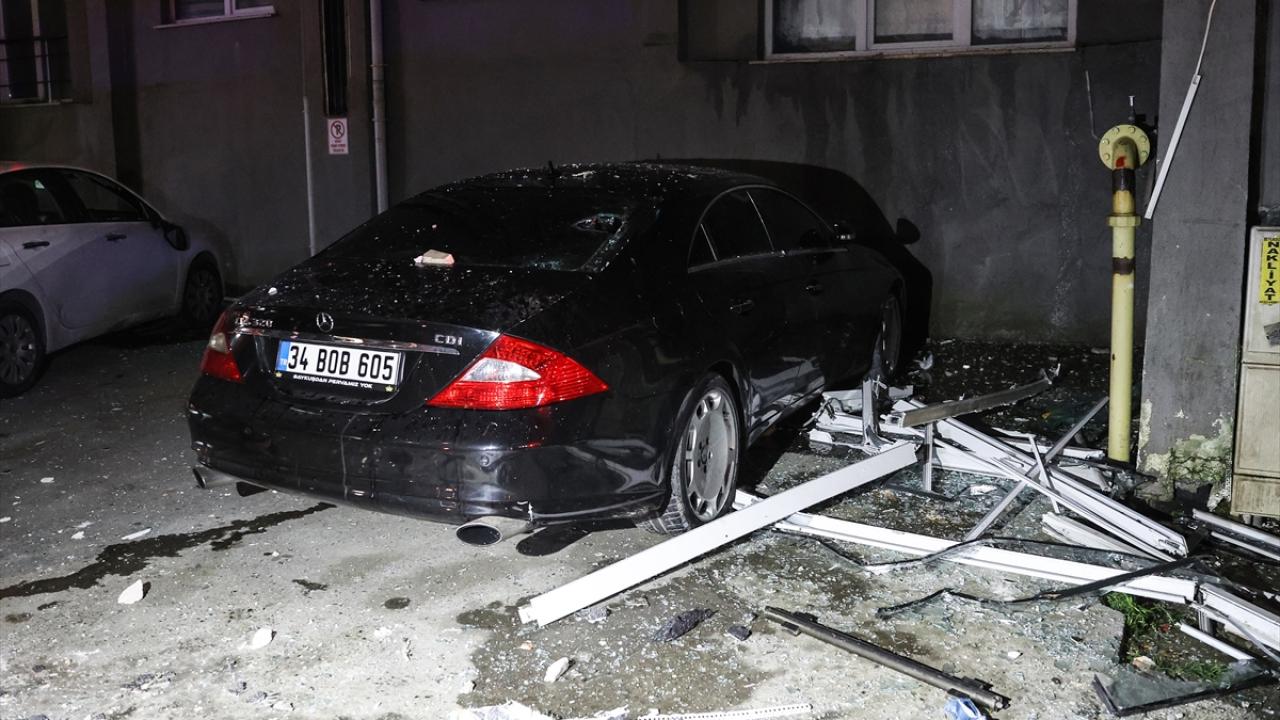 Patlama sebebiyle çıkan yangın binada, etrafa saçılan beton parçaları da park halindeki bir lüks araçta hasara sebep oldu.