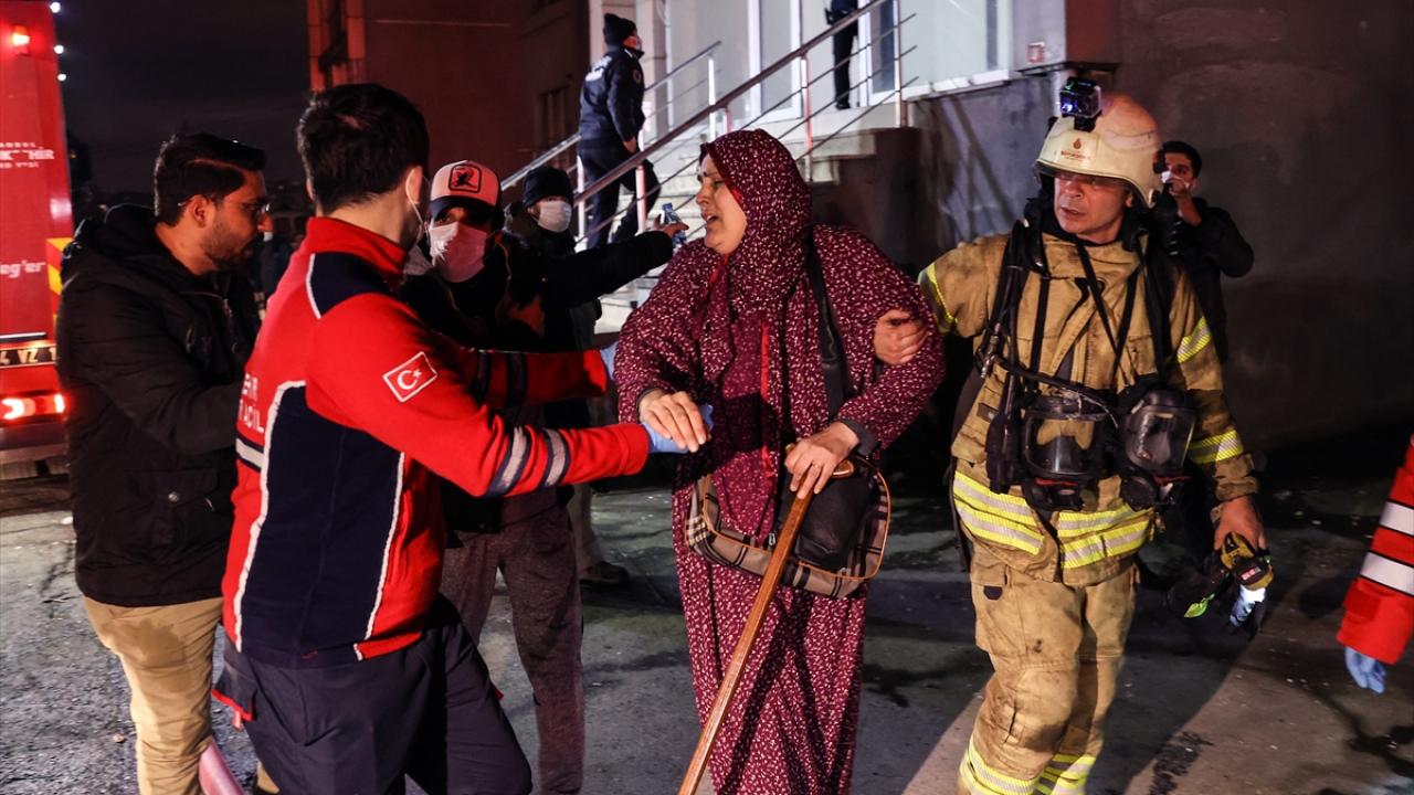 Çevredekilerin haber vermesi üzerine olay yerine çok sayıda polis, itfaiye ve sağlık ekibi sevk edildi.