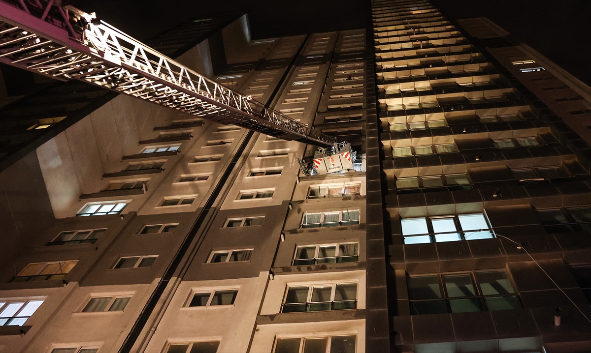 Alınan bilgiye göre, saat 00.30 sıralarında Yeşilkent Mahallesi 2011. Sokak`taki 30 katlı binanın 6. katında doğalgaz patlaması sonrası yangın çıktı.