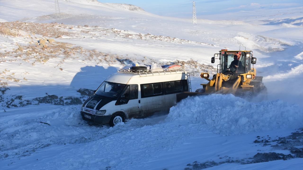 Akdere köyü yolunda etkili olan tipi nedeniyle bir köy minibüsü yolda biriken kara saplandı. 
