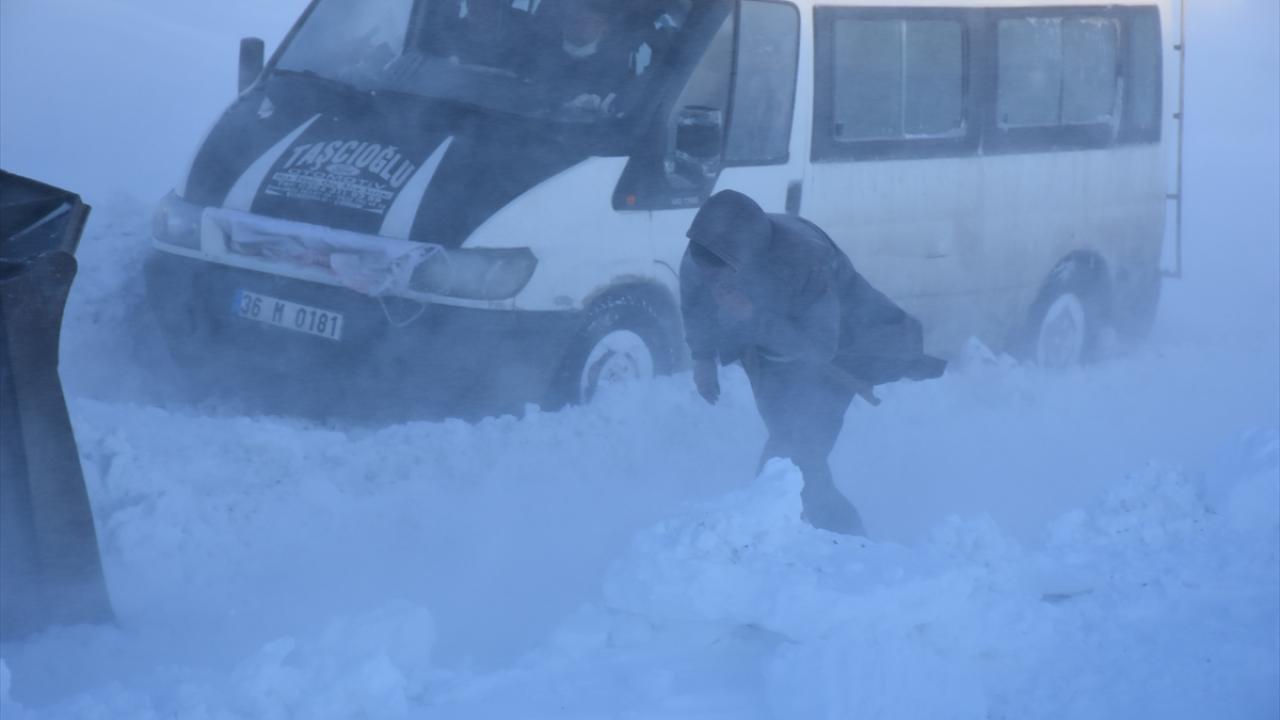 Tipide mahsur kalan araçlardaki 30 kişi, kendi imkanlarıyla bölgeden çıkamayınca İl Özel İdaresini arayarak yardım istedi.