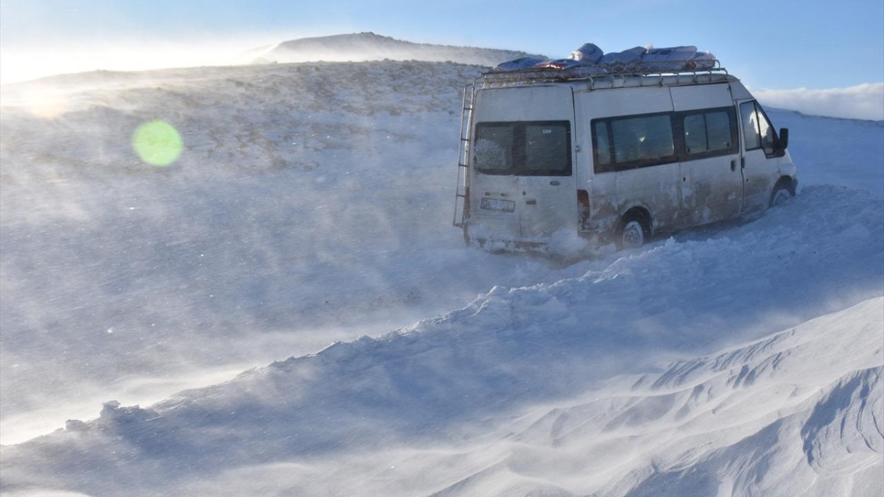 Bölgeye gelen karla mücadele ekipleri, yaklaşık 1 saat süren çalışma sonucu yolu açıp araçları saplandıkları yerden kurtararak köye ulaşmalarını sağladı.