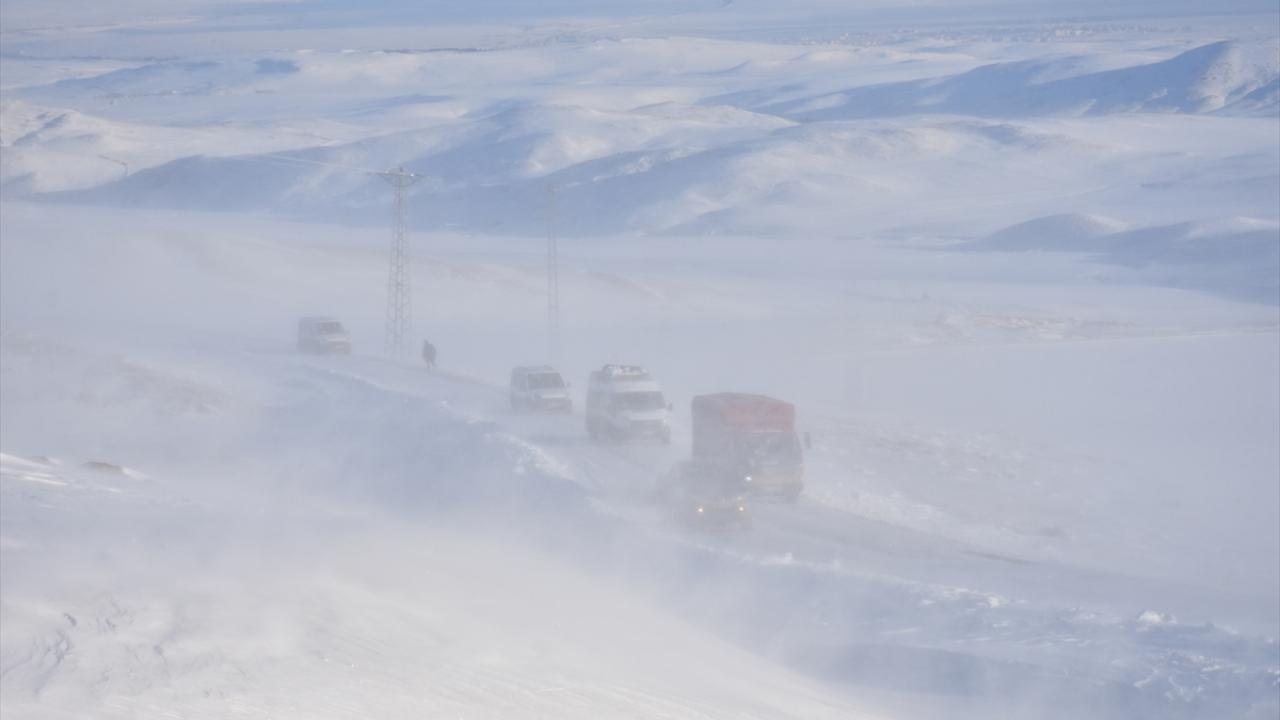Yolda kalan vatandaşlar için devletin imkanlarını seferber ettiklerini vurgulayan Şeker, uzun uğraşlar sonucu köylüleri evlerine ulaştırdıklarını belirtti.