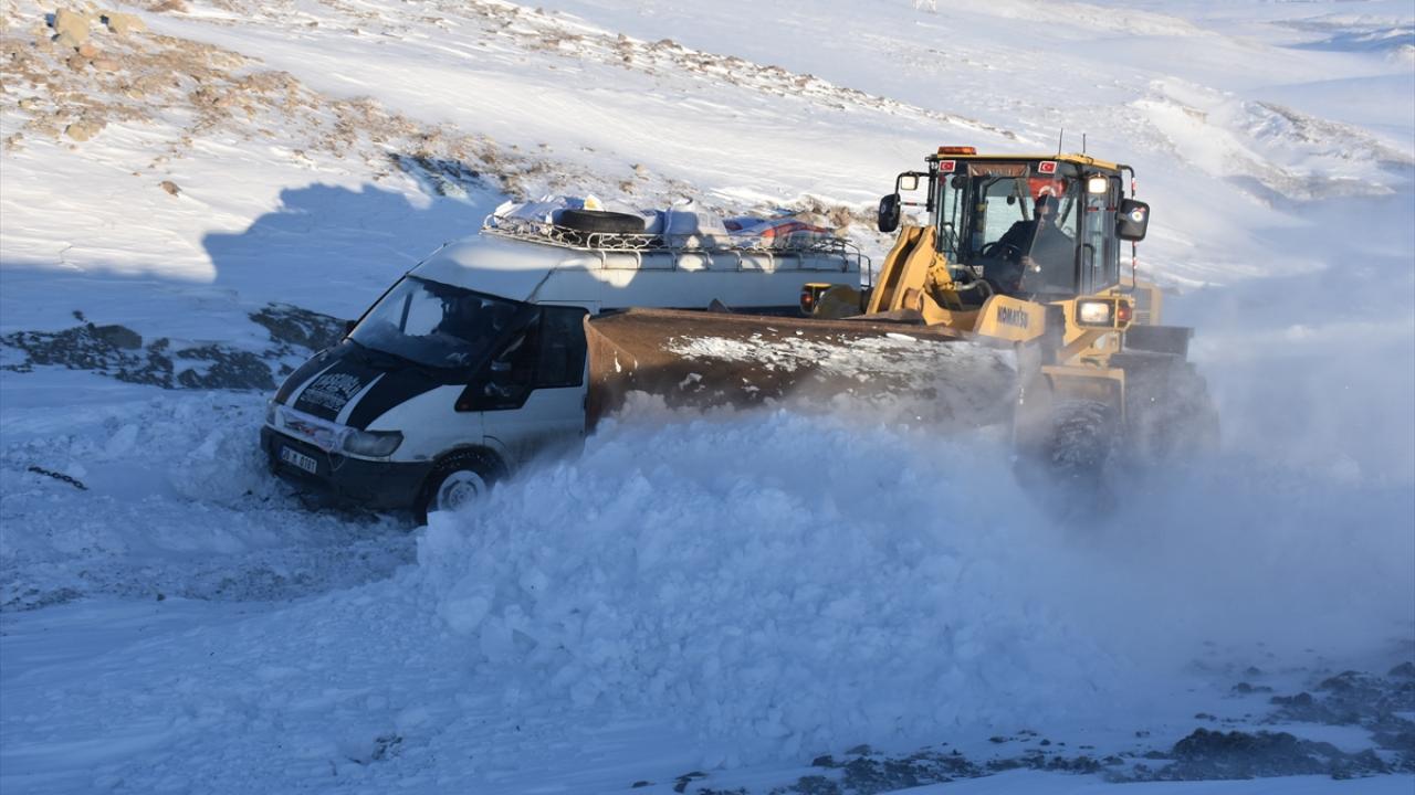 İl Özel İdaresinin merkez ekip şefi Murat Şeker, her zaman halkın yanında olduklarını ve yardımlarına koştuklarını söyledi.