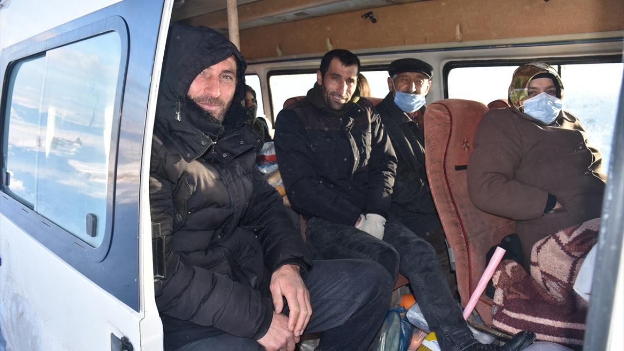 Yolda mahsur kalan vatandaşlardan Resul Karadağ da tipi nedeniyle ilerleyemediklerini anlatarak, "Allah devlete zeval vermesin, ekipler gelip bizi kurtardı. Hepsine çok teşekkür ediyorum." ifadelerini kullandı.