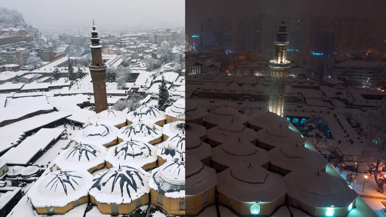 Fotoğrafta gece ve gündüz aynı açılardan çekilen Ulucami görülüyor.