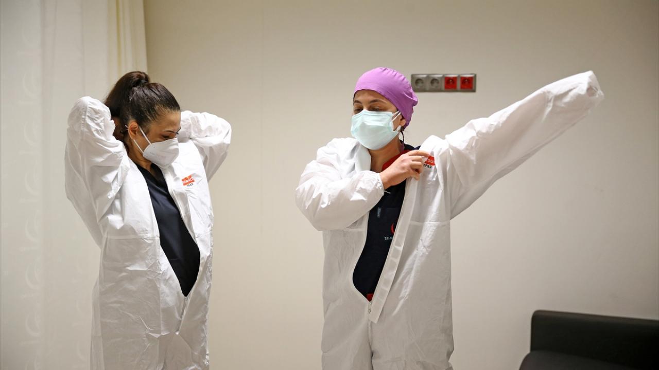 Kentte virüsün izini süren hekim ve sağlık çalışanından oluşan 584 filyasyon ekibi, 7 gün 24 saat salgınla mücadele için en ön cephede savaşıyor.