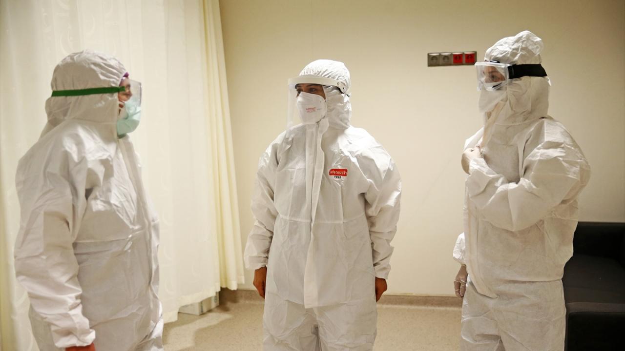 Kendilerine gelen ihbarların ardından dedektif gibi çalışan ekipler, Covid-19 tanısıyla evlerinde izole edilen hastaların ve temaslı vatandaşların takiplerini yapıyor.