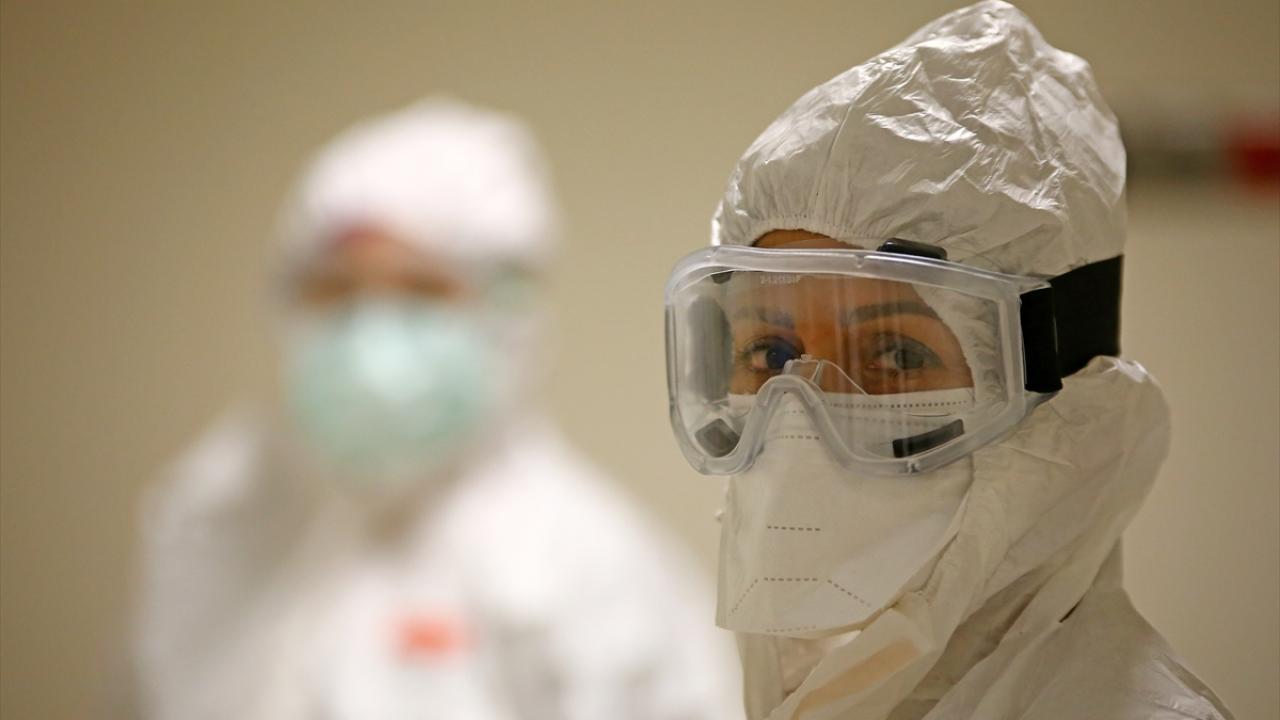 Temaslı kişilerin evlerinden test alan ekipler, bu kişilerin takiplerini yaparak gerekli durumlarda ilaçlarını veriyor.