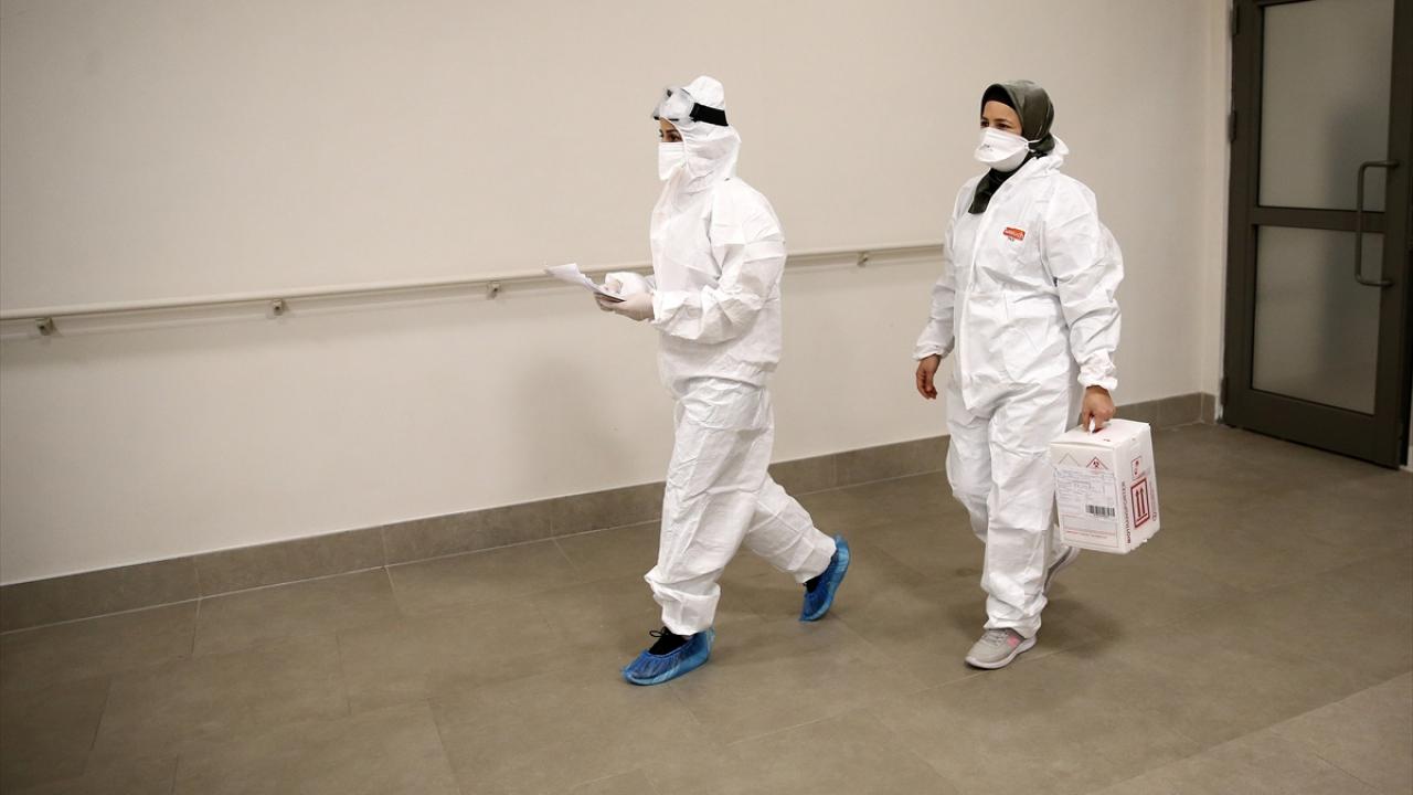 Adana Şehir Eğitim ve Araştırma Hastanesi Mobil Kovid Sorumlu Hekimi Tuğba Kurumoğlu İncekalan, ekiplerinin 10 Eylül`den bu yana hizmet verdiğini söyledi.