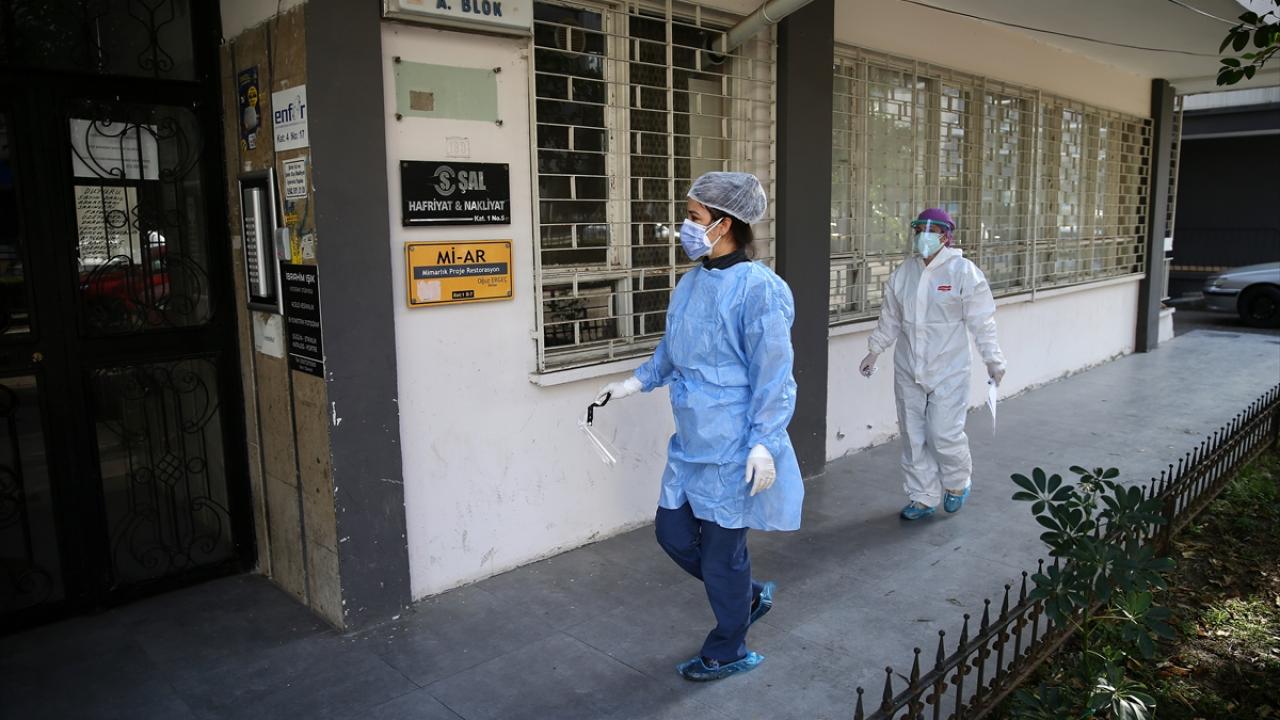 Filyasyon ekibinde yer alan Uzman Dr. Eylül Eren, her gün gelen talepler doğrultusunda hastaneye gelemeyen hastalara hizmet vermeye ve salgınla ilgili teması azaltmaya çalıştıklarını söyledi.