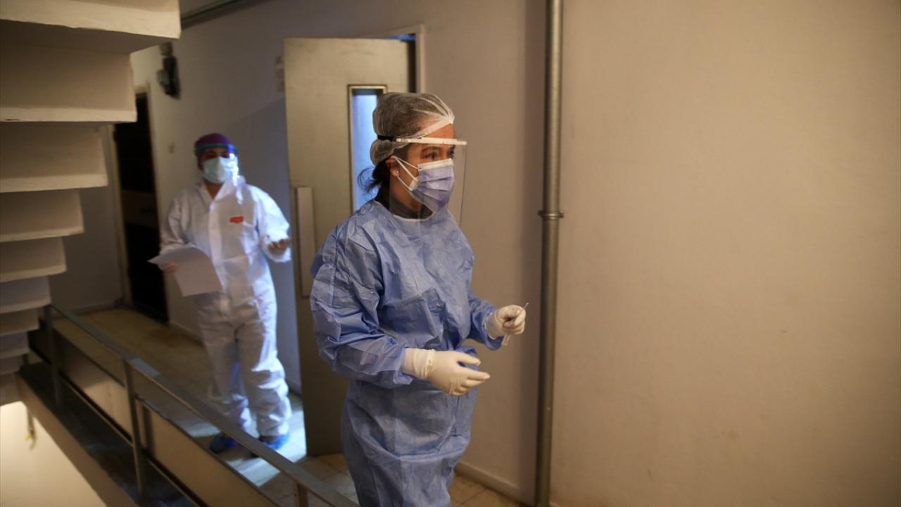 Hastaların ev ortamında gerekli görmeleri halinde test aldıklarını ve ilaçlarını verdiklerini aktaran Eren, kendisinin de eylül ayında testinin pozitif çıktığını ve bu süreçte hastaları daha iyi anladığını kaydetti.