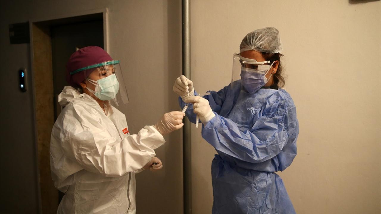 Ev ortamında verilen ilaçları kullanarak atlattığı hastalıkla mücadele eden başka kişilere şifa olabilmek için çalıştığını belirten Eren, bu savaşı kazanabilmek için herkesin kurallara uymasını istedi.