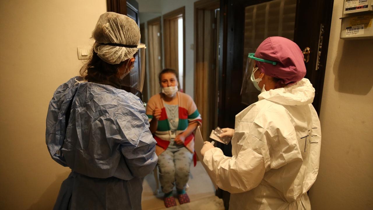 Hemşire Tuğçe Kılınç da 1,5 aydır ekipte görev yaptığını ve hastalara tedavilerinin yanı sıra psikolojik olarak da destek olmaya gayret ettiklerini belirtti.