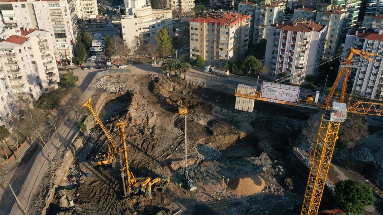 Bayraklı ilçesindeki 7 alanda, aralarında depremde yıkılan binaların da bulunduğu acil yıkılan 71 bina için TOKİ tarafından yapım ihalesi gerçekleştirildi.