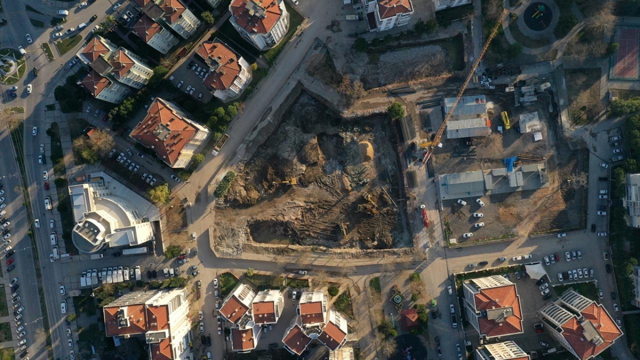 Ekipler, yıkım çalışmalarında da ilk etapta depremden en çok etkilenen Bayraklı`ya odaklandı.