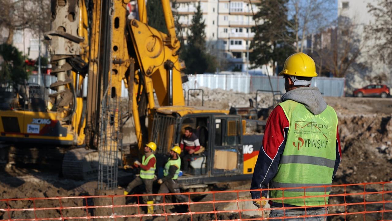 Orta hasarlı olduğu tespit edilen binalar da 1 yıl içinde güçlendirme yapılmaması halinde ağır hasarlı kabul edilerek yıkılacak.
