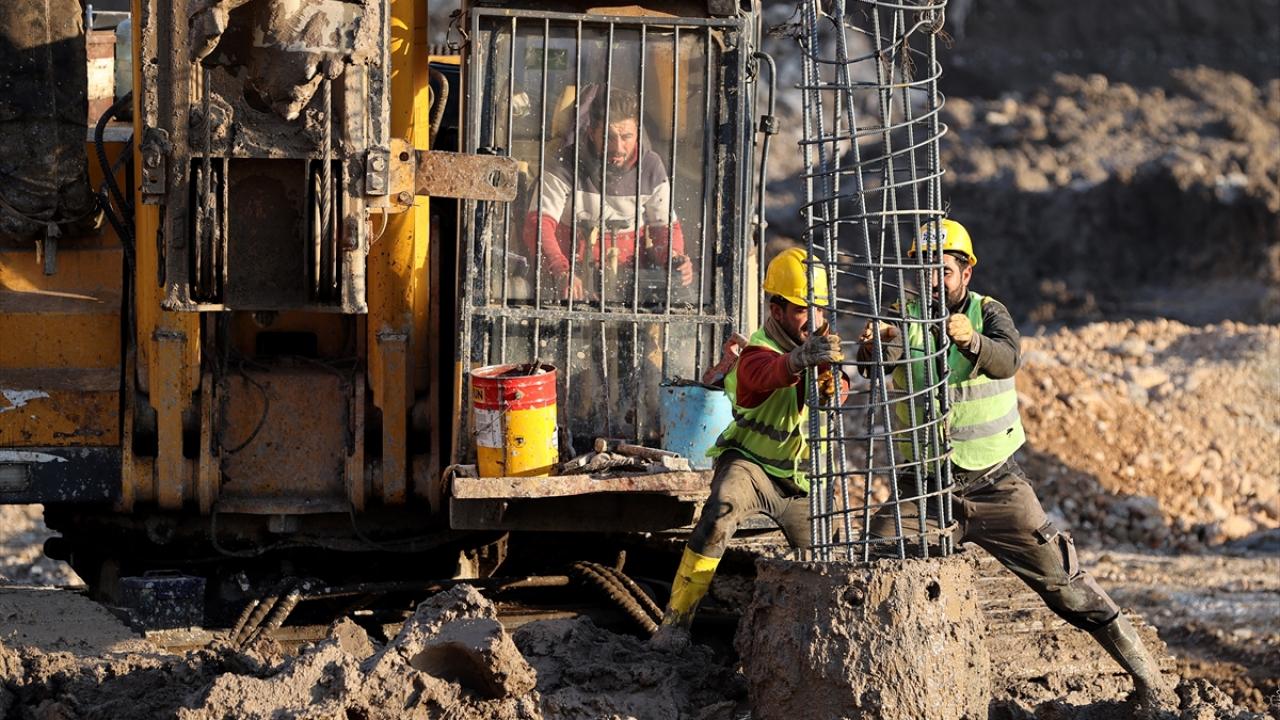 Yatay mimariye ve bölge dokusuna uygun yeni konutların sosyal donatılarıyla yapılarak 1 yıl içerisinde depremzedelerin kullanımına sunulması planlanıyor.
