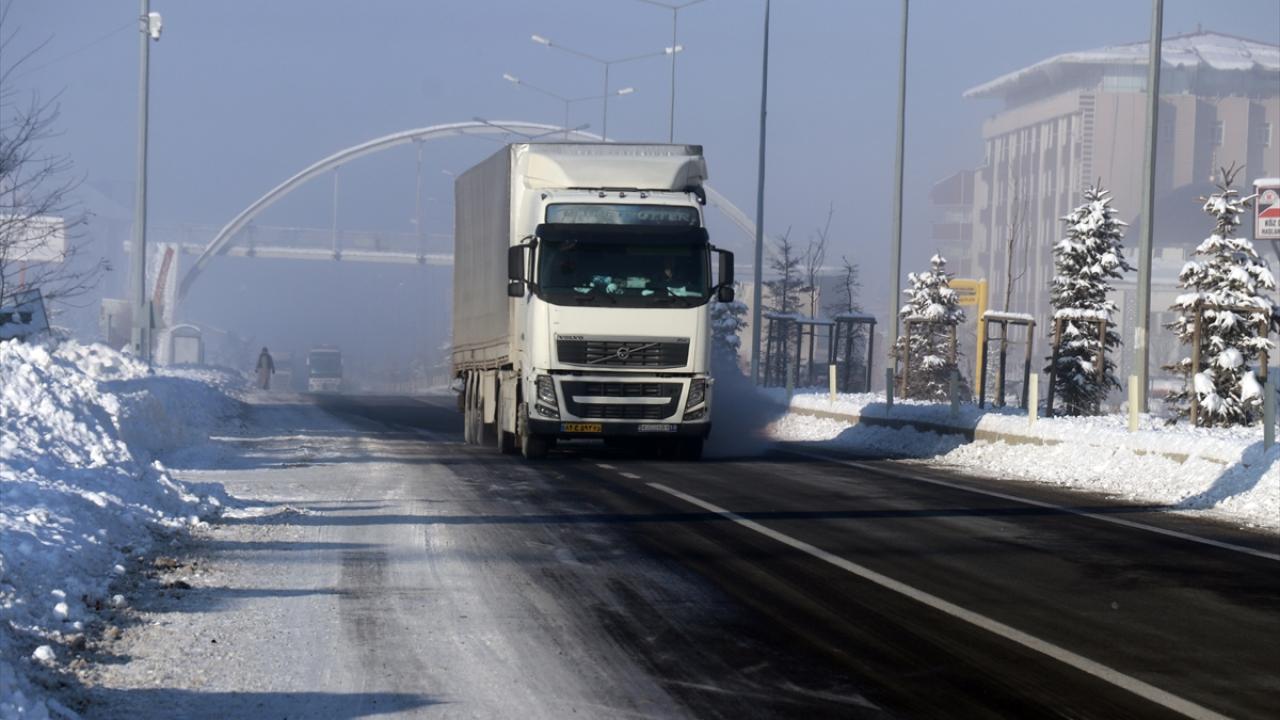 Ağrı`da etkili olan soğuk hava yaşamı olumsuz etkiledi.