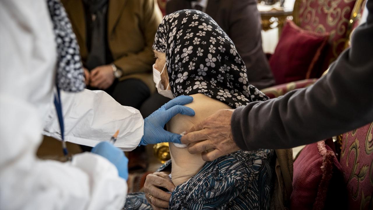 Bu kapsamda hekim ve uzman sağlık personelinden oluşan ekip, başkentin en yaşlısı 116 yaşlarındaki Hatice Çoğalan ve Güllü Yücel`e evlerinde Covid-19 aşısı yaptı.