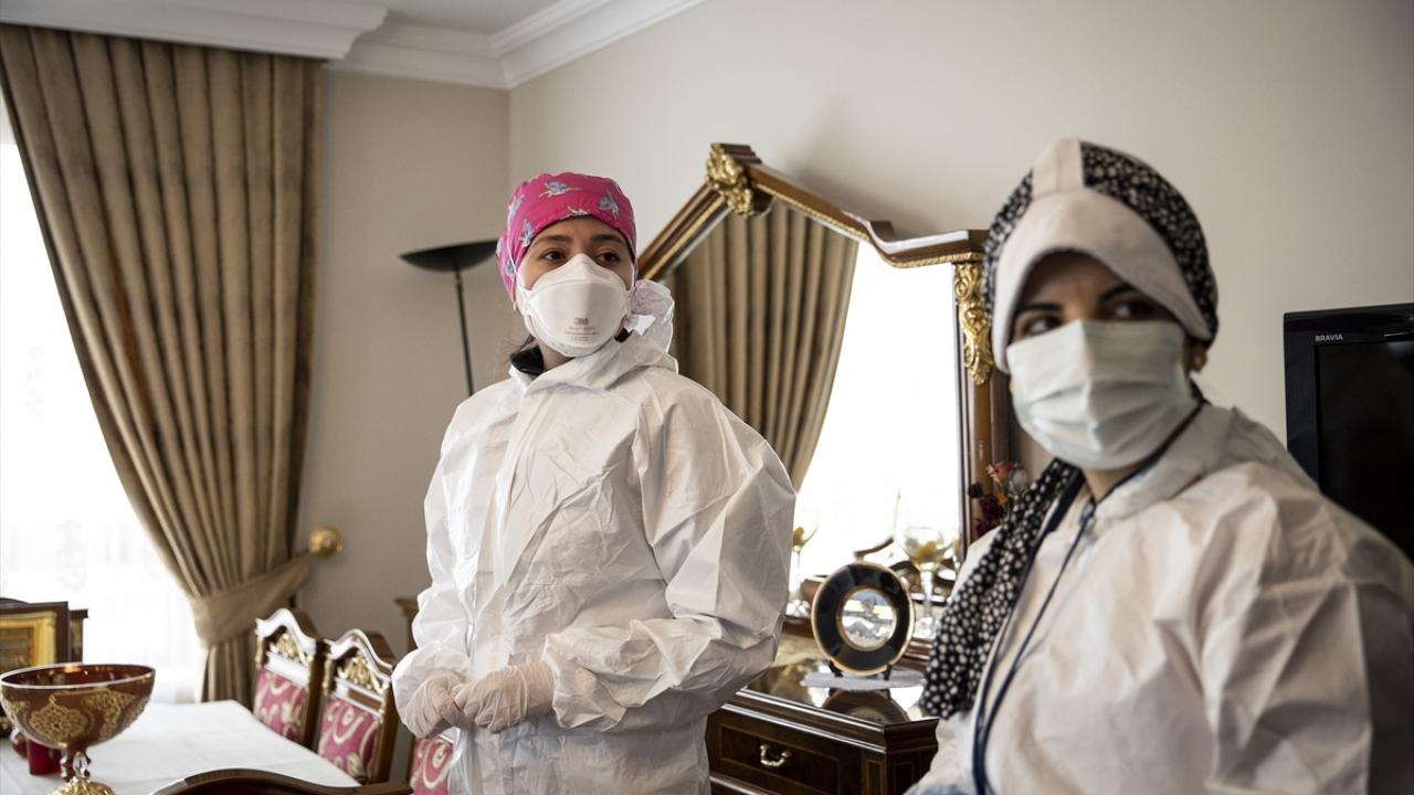 Sağlık ekibi, herhangi bir yan etki görülmesi ihtimaline karşı bir süre Çoğalan ve Güllü`nün evinde bekledi.