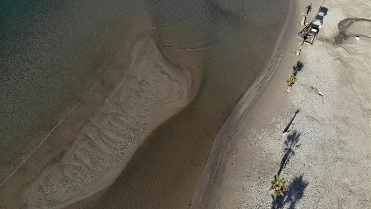 Denizdeki çekilmenin depremlerle ilgisi olmadığını belirten Önsoy, "Büyük oranda açıkta oluşan fırtınalara ve gelgite bağlı bir çekilme. Deniz seviyesi birkaç gün içinde eski haline gelecektir." dedi.
