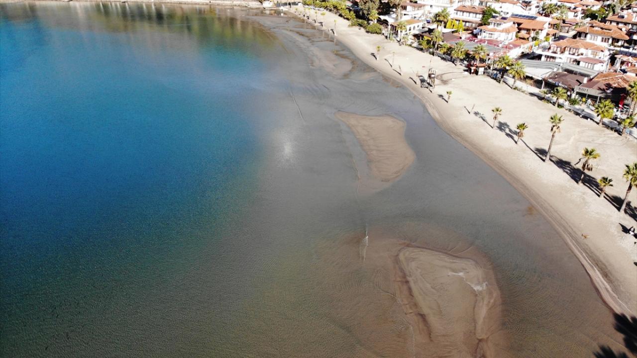 Bölgedeki balıkçılar sahilde her yıl aynı dönemde deniz suyunda çekilme olduğunu aktardı.