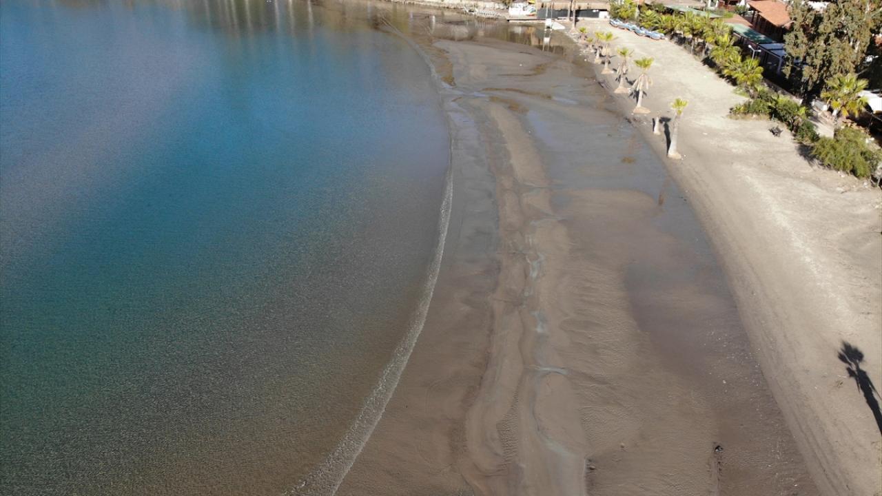 Hava sıcaklığının 12 derece ölçüldüğü Akyaka Mahallesi`nde sahile gidenler suların çekildiği noktalarda yürüyüş yaptı, fotoğraf çektirdi.