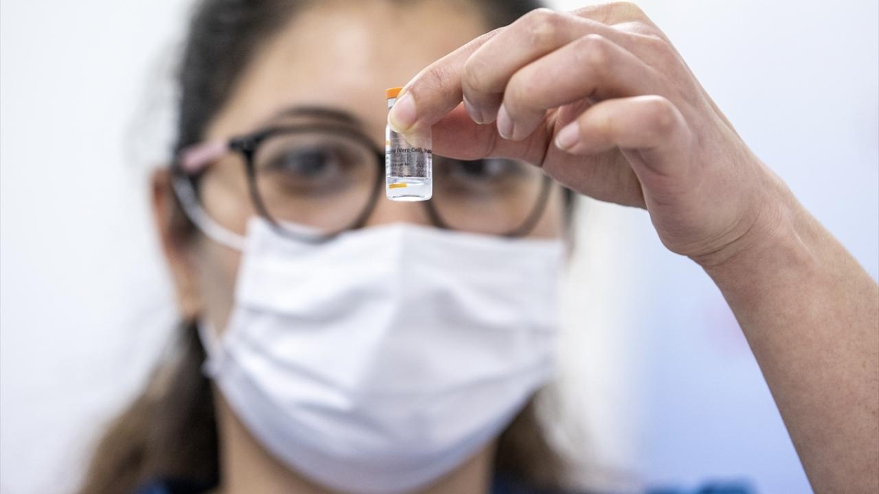 Covid-19 Aşılama Programı`na dahil edilmek üzere Türk Eczacıları Birliği (TEB) tarafından ilaç ve eczacılık hizmetinin sunulmasında görev alanlar, 15 Ocak`ta Türkiye İlaç ve Tıbbi Cihaz Kurumu (TİTCK) Başkanlığına bildirildi.