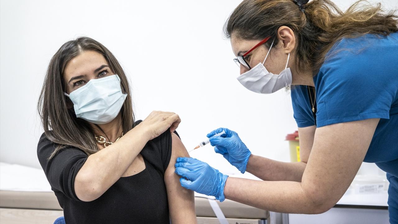 Ülke genelinde 14 Ocak`ta ilk olarak sağlık çalışanlarını kapsayacak şekilde başlatılan aşılama çalışmaları çerçevesinde, bugün itibarıyla 1 milyon 97 bin 612 kişi aşılandı.