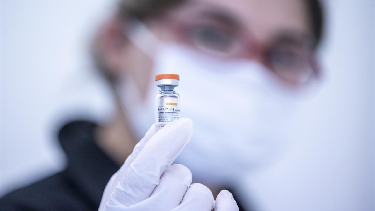 Bu kapsamda, bugünden itibaren 15 gün boyunca eczane ve ecza deposu çalışanları ile eczacılık fakültelerinin stajyer öğrencileri aşılanacak.