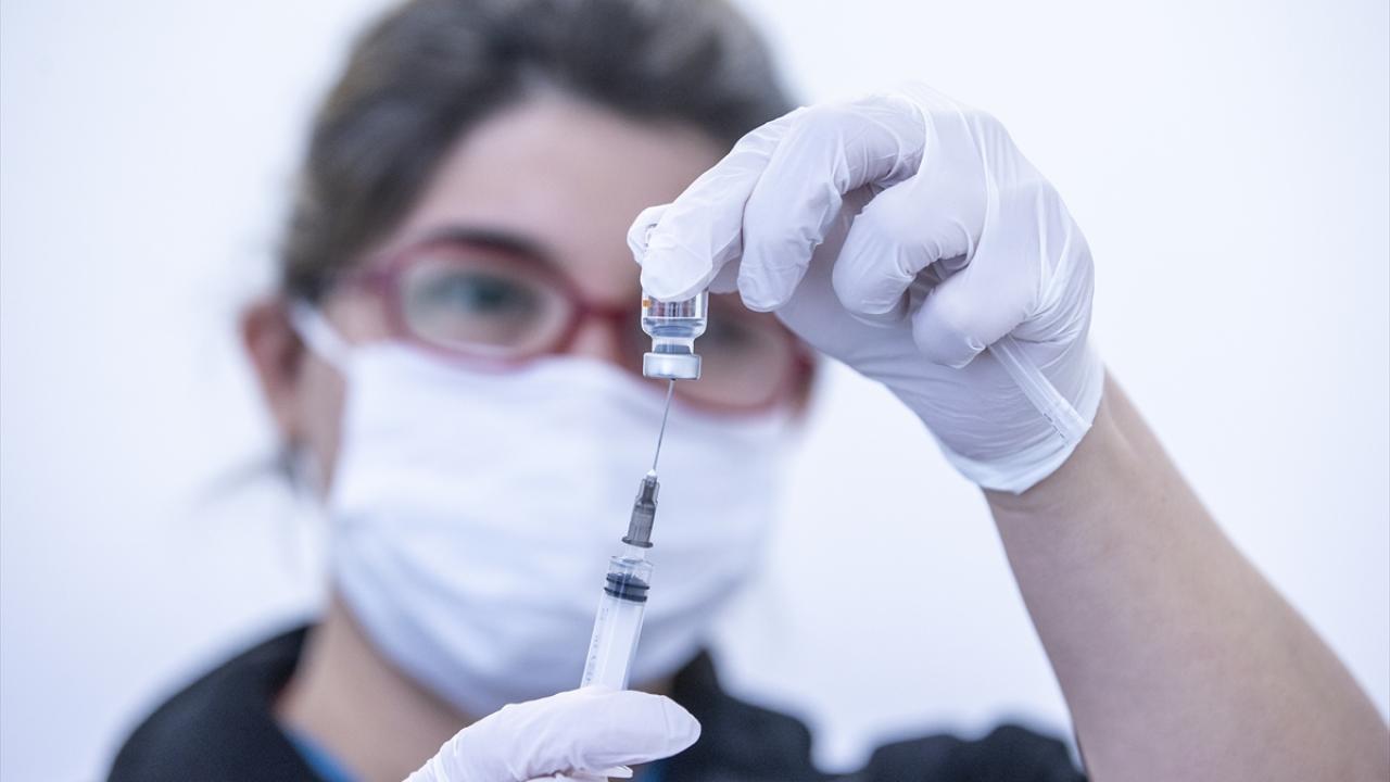 Ankara Şehir Hastanesi`nde aşı olan TEB İthal İlaç Birimi depo sorumlusu Süleyman Er, yaptığı açıklamada, sağlık personeli olarak süreci çok yakından takip ettiklerini söyledi.