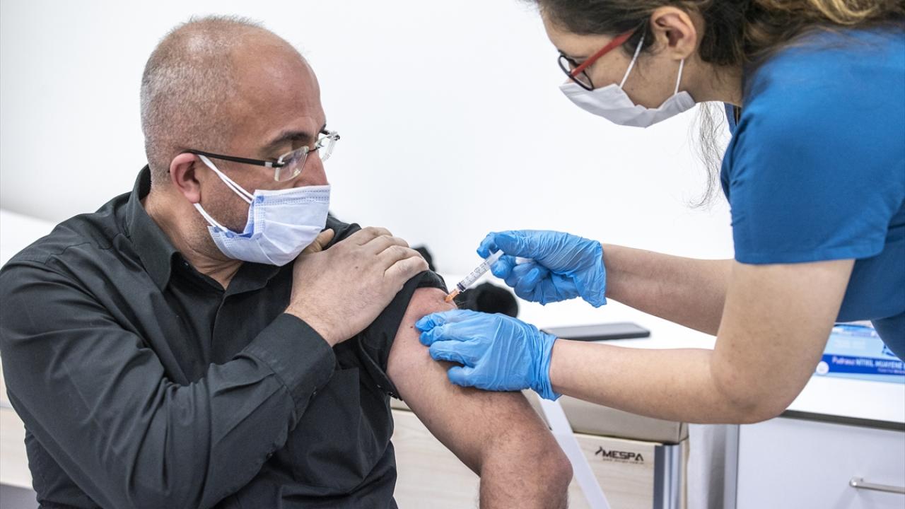 Salgın sürecinde aktif görev yapmaya devam ettiklerini dile getiren Er, aşılanmanın salgınla mücadelede çok önemli olduğunu vurguladı.